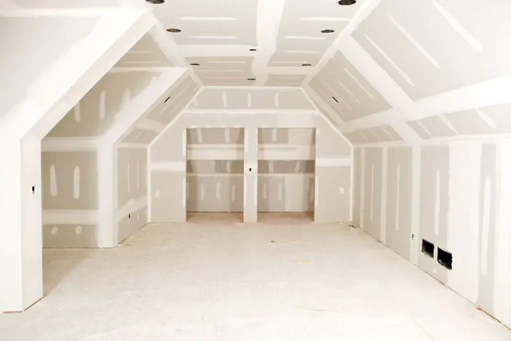 Aménagement complet de combles avec pose de placo et réalisation experte des bandes à joints sous rampants par l'entreprise Peinture Générale du Bâtiment à Albi Préparation avant peinture intérieure