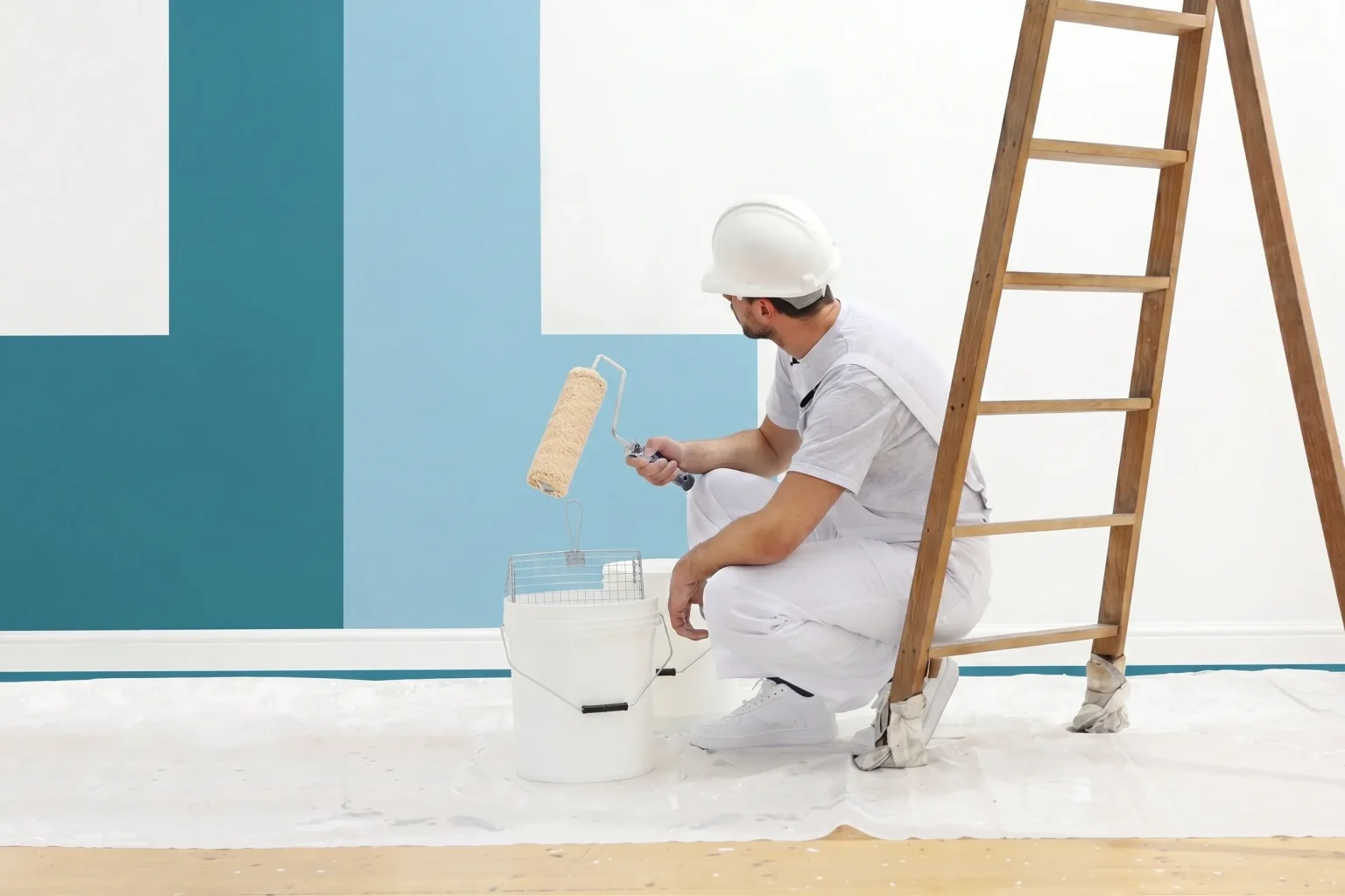 Artisan peintre de l'entreprise Peinture Générale du Bâtiment (David Metbach) réalisant des travaux de peinture intérieure à Albi.