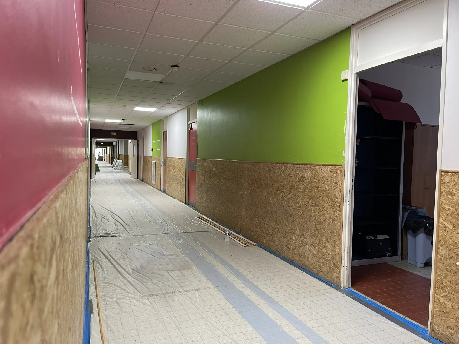 Préparation d’un couloir avant peinture au lycée Fonlabour à Albi