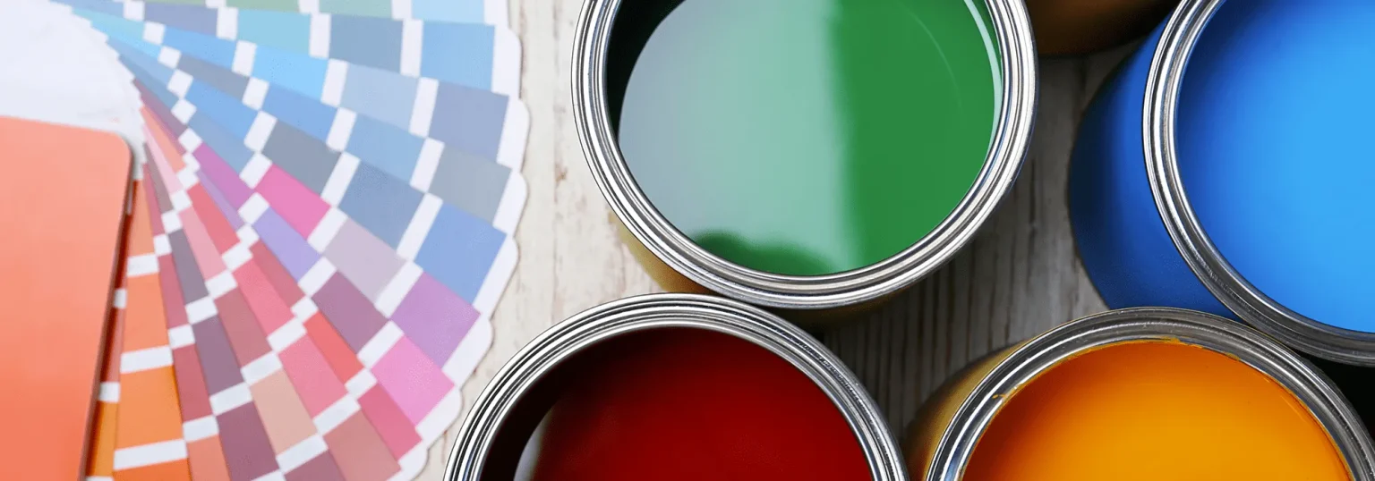 Nuancier et pots de peinture pour le choix des couleurs intérieures