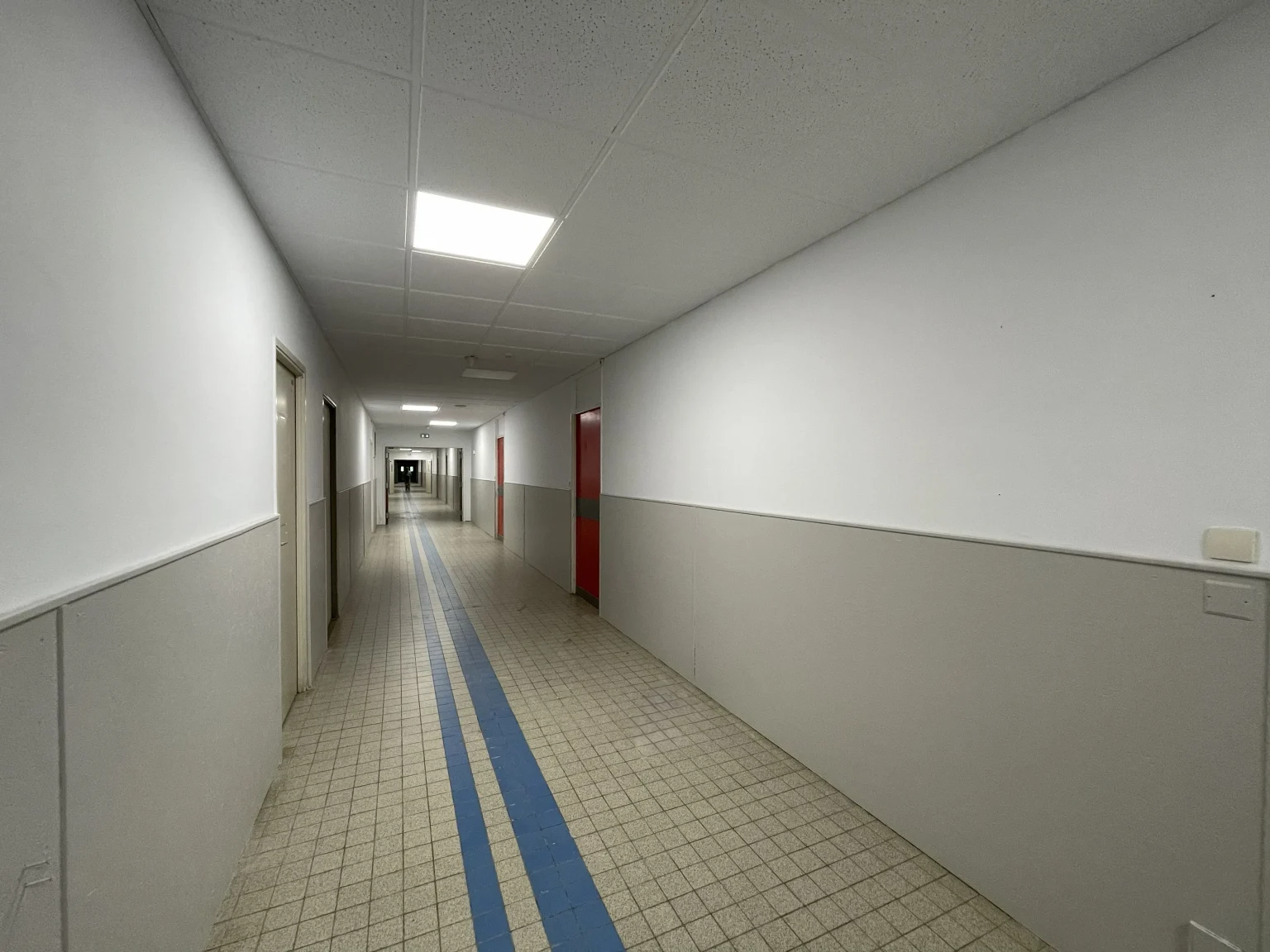 Couloir rénové en blanc et gris clair au lycée agricole Fonlabour à Albi
