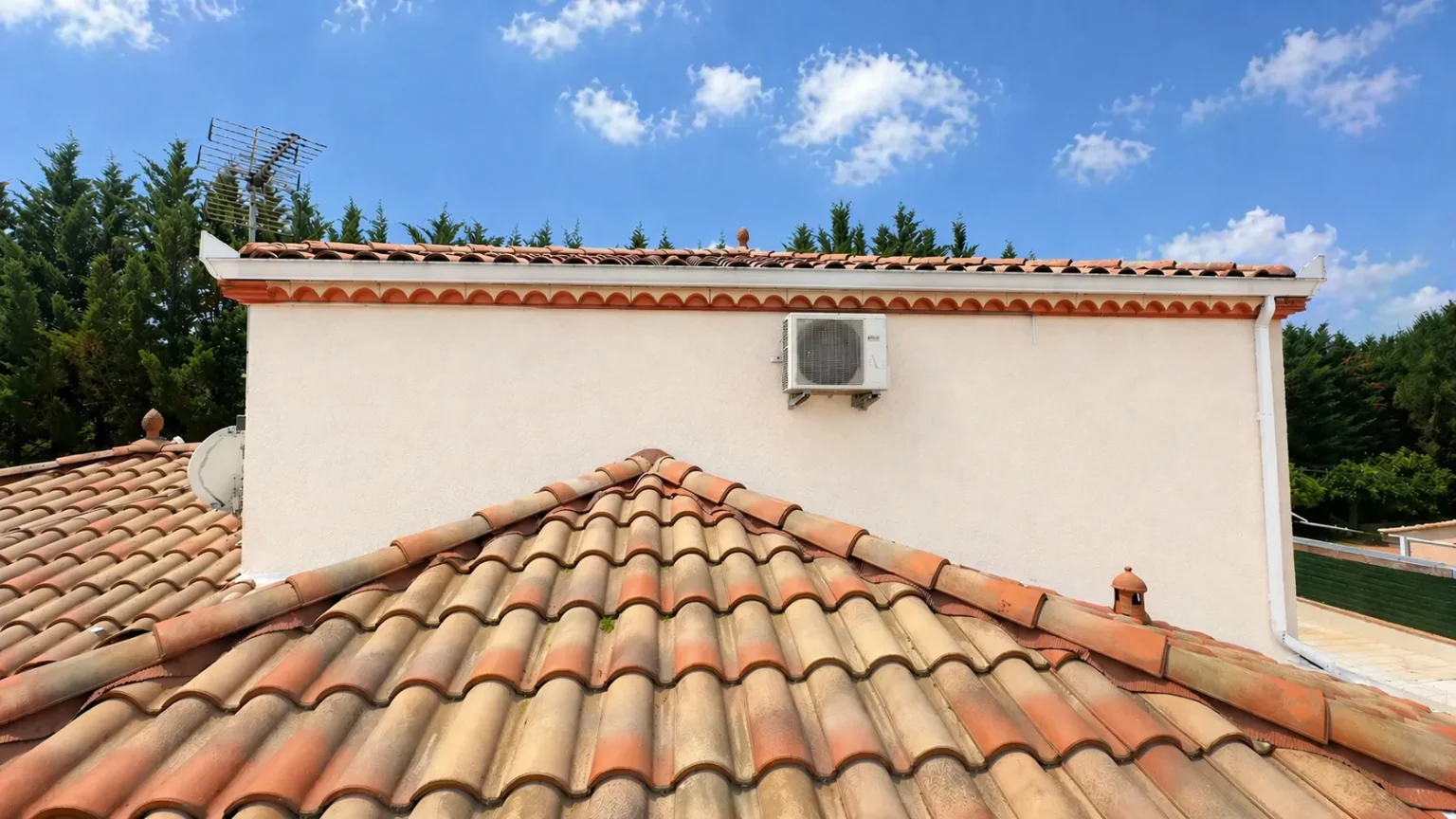 Façade rénovée avec crépi, génoise et gouttière blanche à Albi