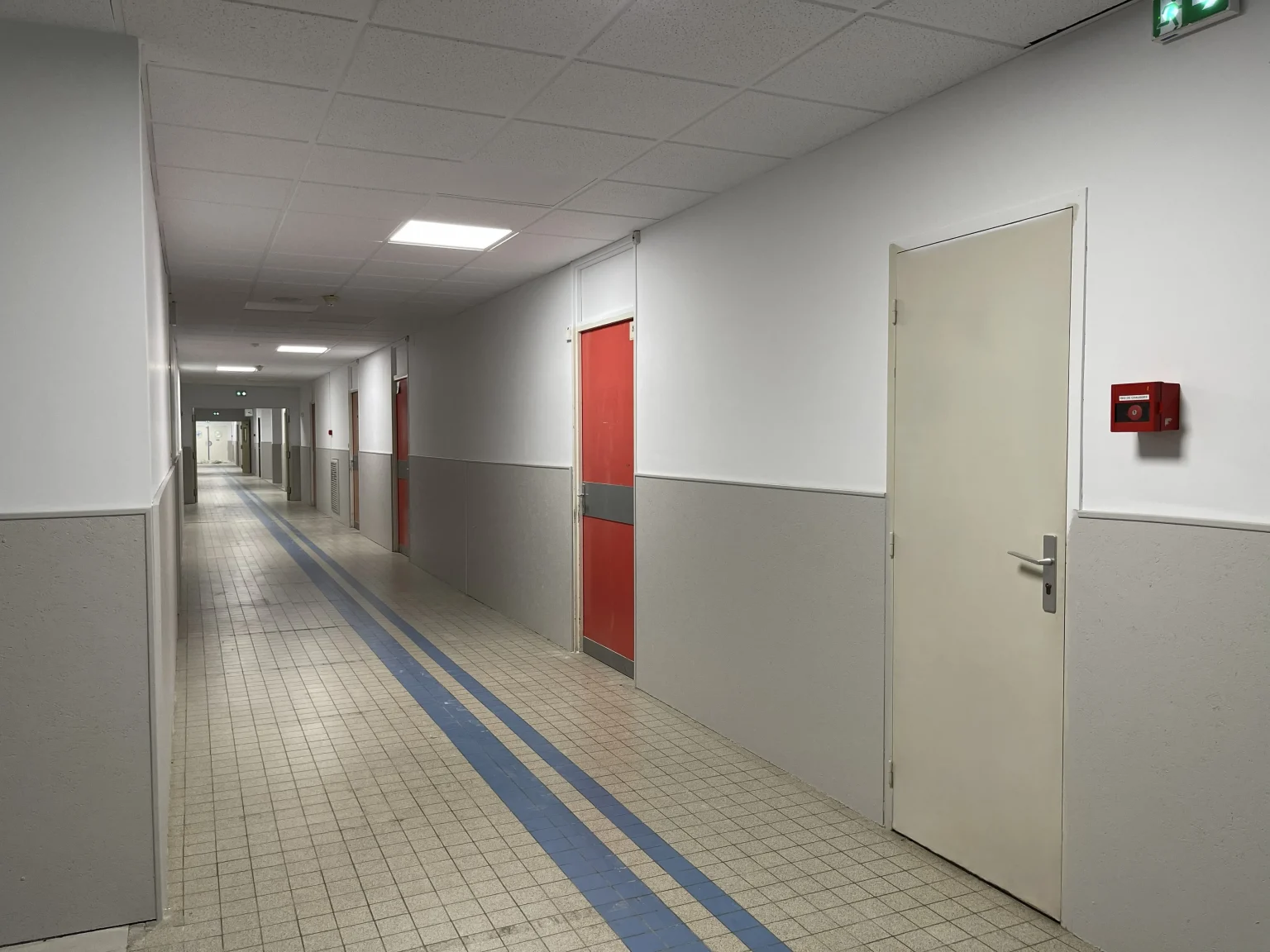 Couloir repeint en blanc et gris au lycée Fonlabour d’Albi