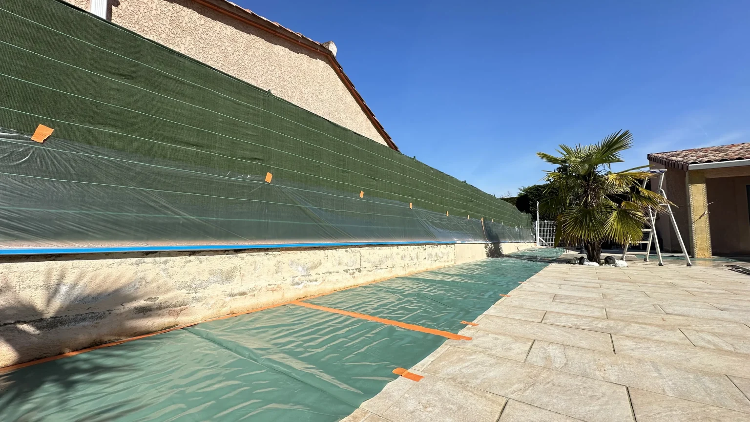 Préparation et réparation d’un muret avant enduit de façade à Albi dans le Tarn